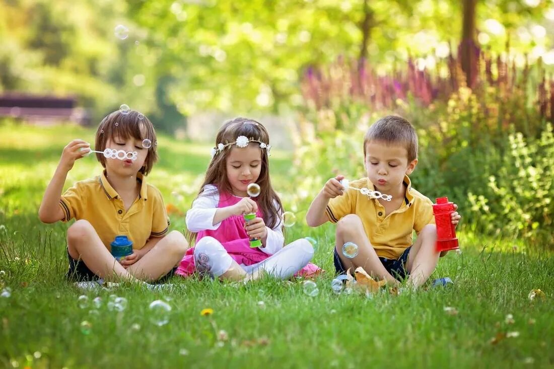 Лето дети. Дети и природа. LSNB YF ghbhjls. Радостные дети на природе. Каникулы без родителей