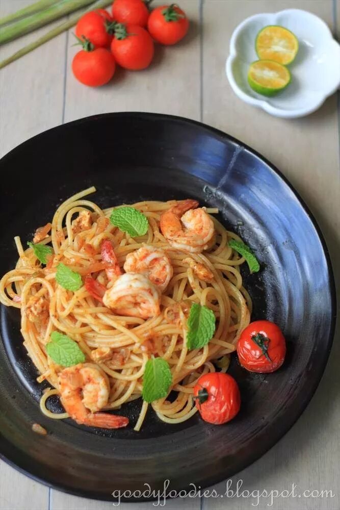Tom yum. Паста том ям с креветками. Tom yum суп. Рамен с пастой том ям. Блюда с пастой том ям.