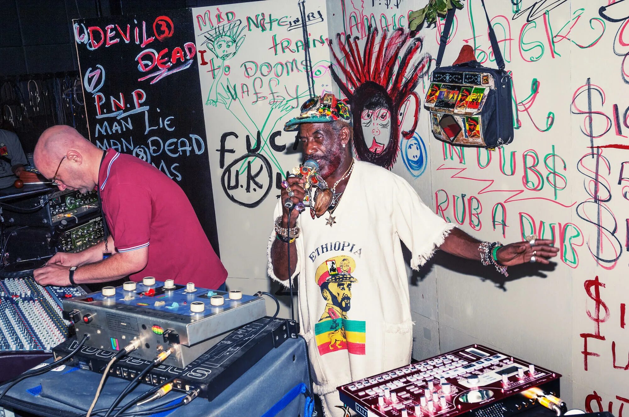 Scratch perry. Студия scratch lee perry. рейнфорд хью перри. адриан шервуд. аквариум lee scratch perry.