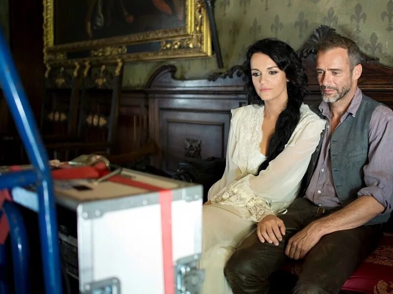 ведущая тнт алиса лобанова. спелый мой. любовный треугольник. актер из клипа славы твой поцелуй. кто снимался в клипе славы.