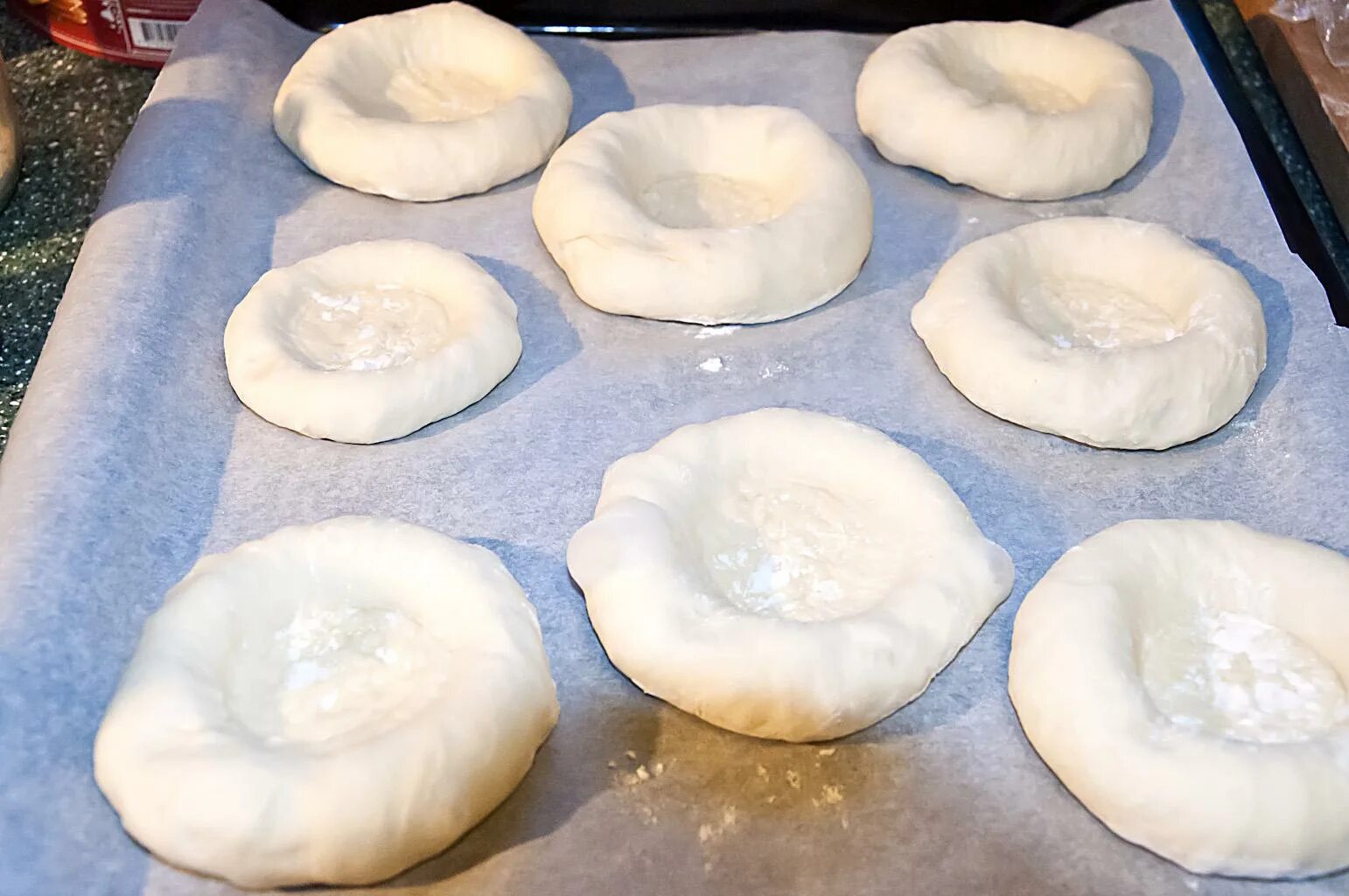 ватрушки с творогом из дрожжевого. ватрушки с творогом из дрожжевого. пошаговый рецепт ватрушки из дрожжевого теста. ватрушки из дрожжевого теста. пошаговый рецепт ватрушки из дрожжевого теста.