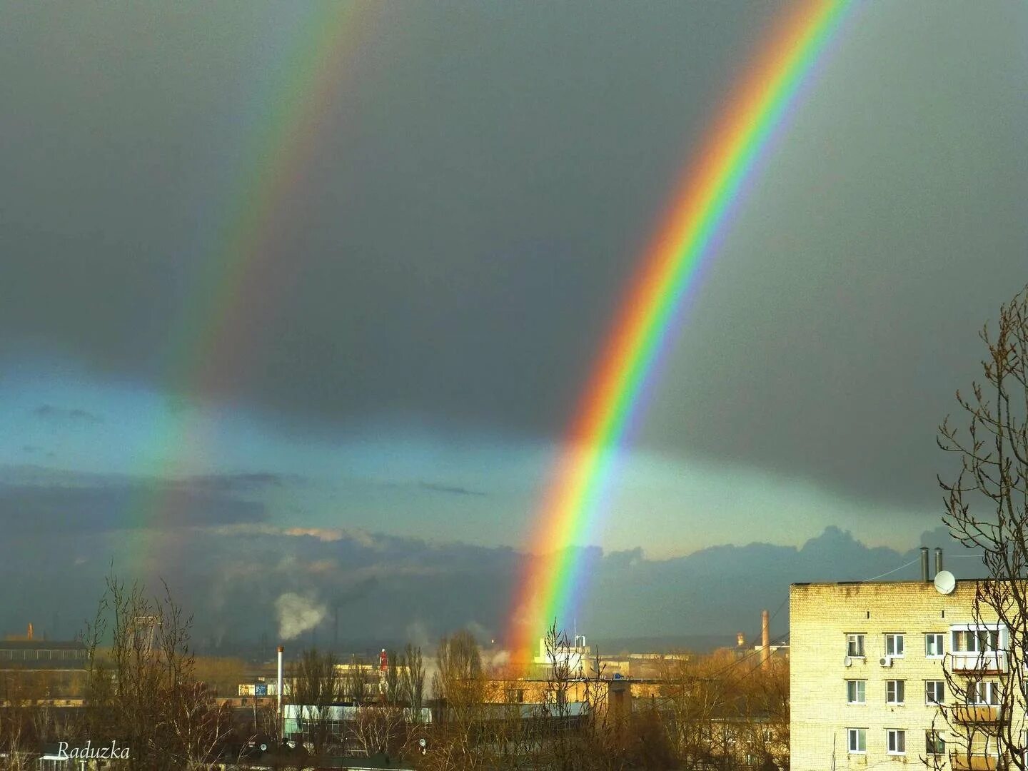 Суть явления радуга. Двойная радуга. радуга в небе. радуга в небе в городе. радуга фото.