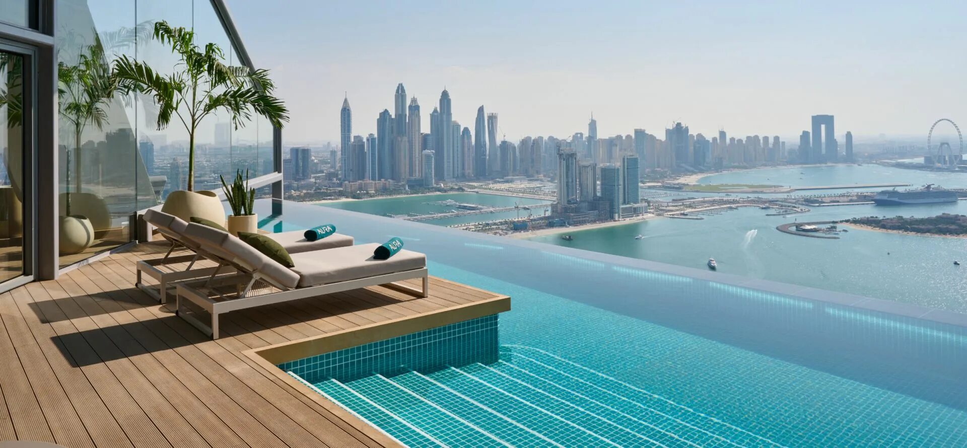 Park regis by prince dubai islands. Палм Тауэр Дубай. Aura Skypool Дубай. Бассейн Aura Skypool. Бассейн на Палм Джумейра.