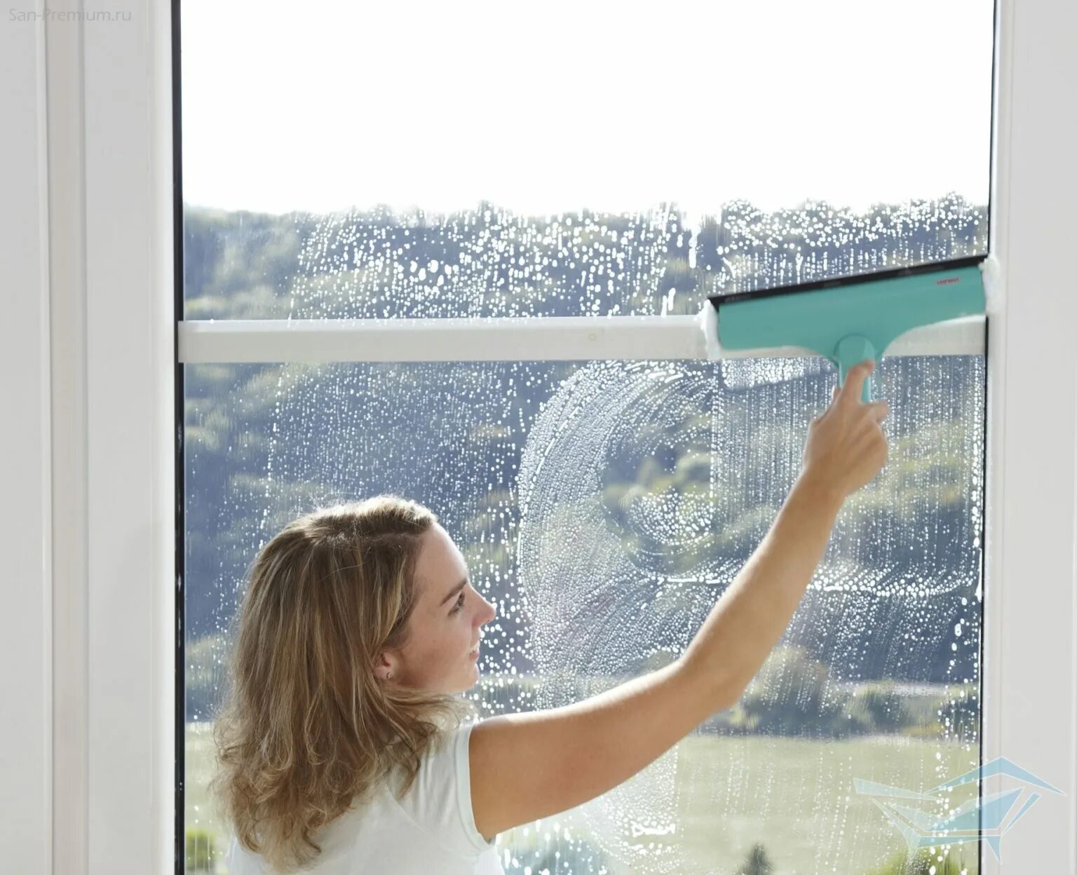 Чем можно помыть окна. Стеклоочиститель Leifheit. Мытье окон. Мойка окон. Помыть окна.