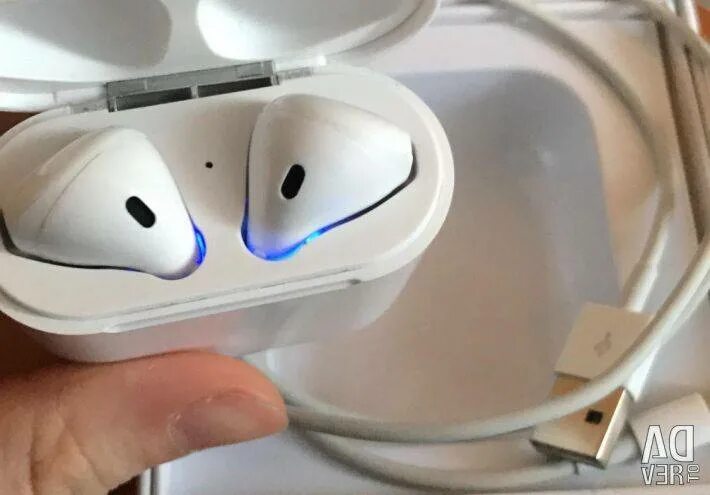 Почему моргает наушник. Наушники AIRPODS светится синим. Аирподсы мигают. Мигает наушник айрподс. Мигающие наушники.