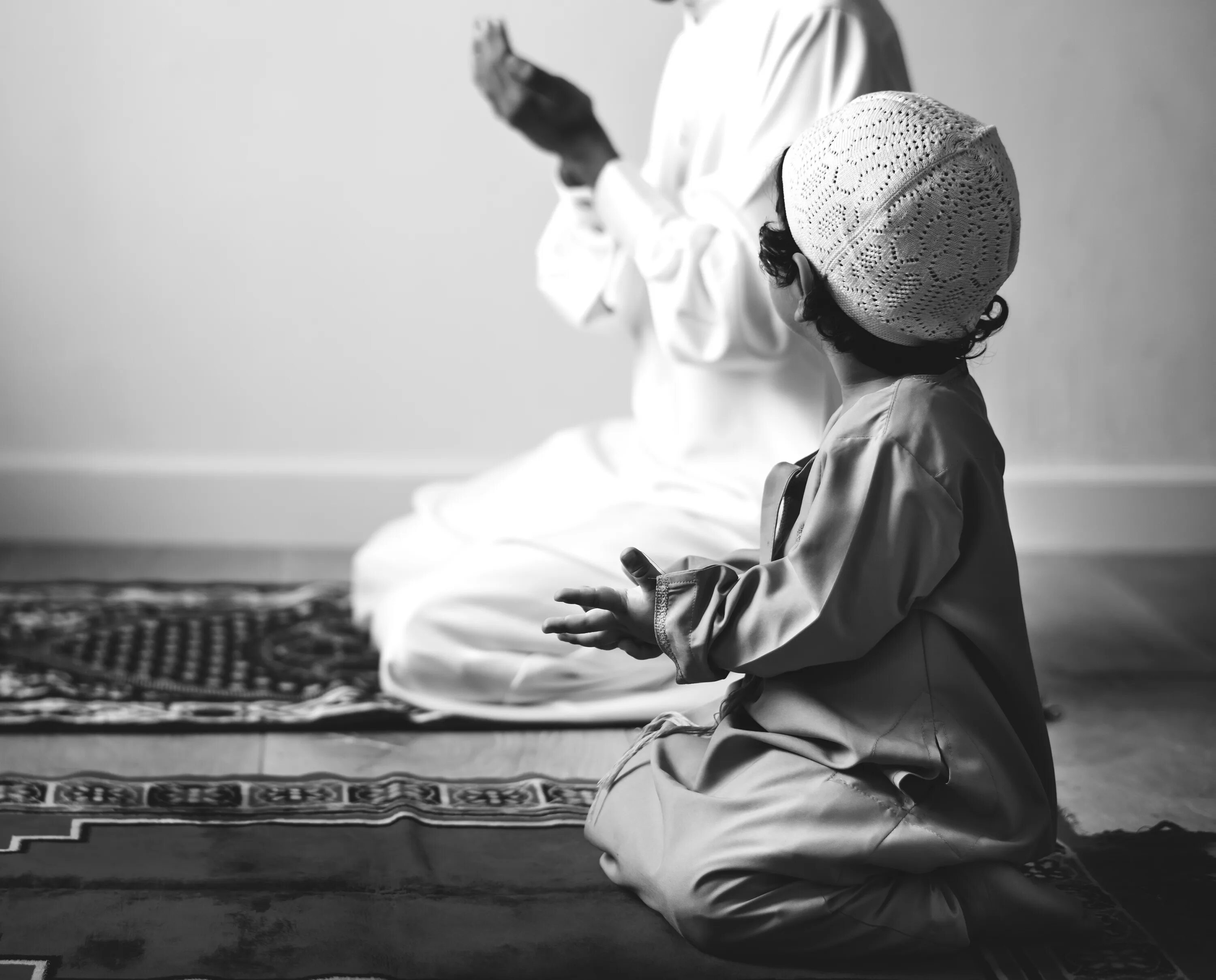 Мусульманские дети. Мусульманские дети молятся. Мусульманин молится. Мальчик мусульманин молится. Все по кругу молятся сын без отца