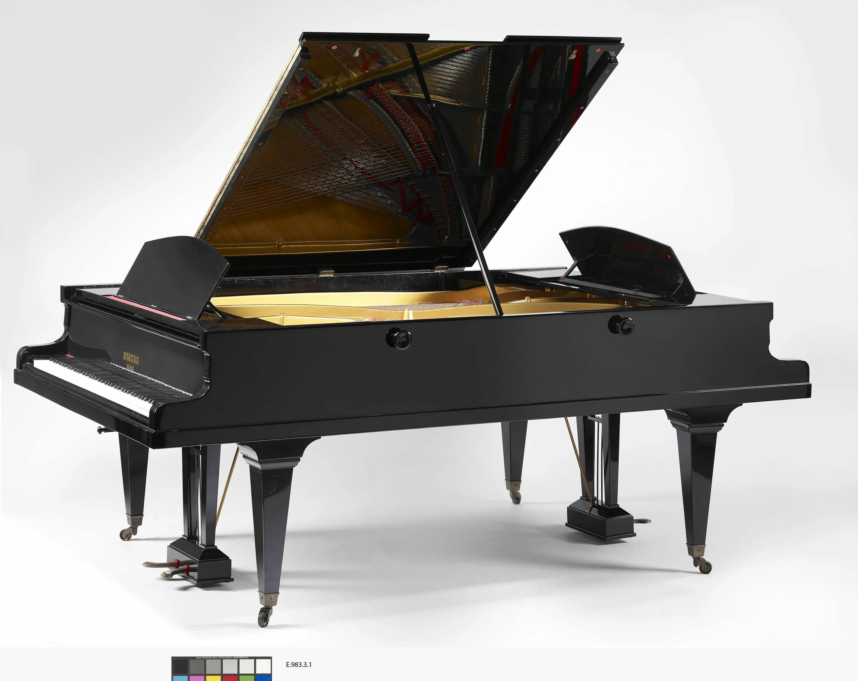Старинное название фортепиано. Пианино Pleyel. Фортепиано 1928. Висла на фортепиано. Рояль накрытый тканью.