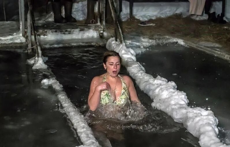 Окунание в прорубь на крещение. Купель. Прорубь эксгибиционисты. Купание в проруби. Купание в проруби видео.