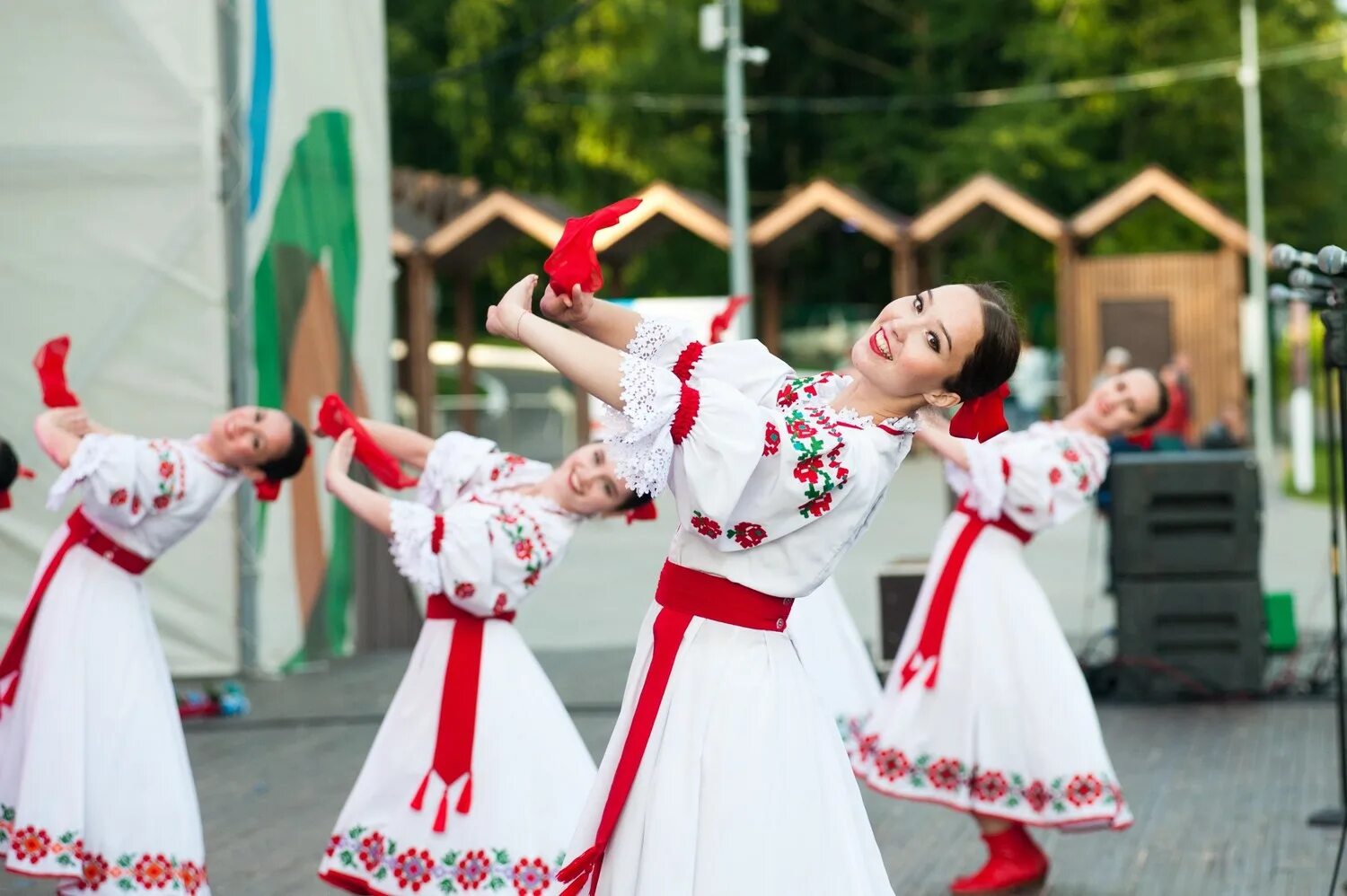 Русские песни для первого танца. Танок ансамбль в Ижевске. Ансамбль танок Калининская. Руководитель ансамбля танок Удмуртия. Народный ансамбль танца танок.