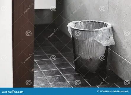 Мусорное ведро в туалете стоковое изображение. изображение насчитывающей туалет 
