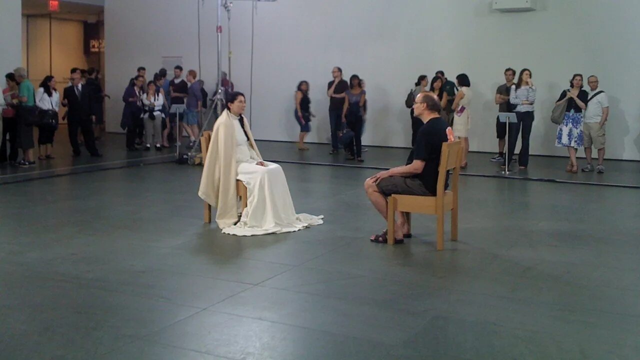 Marina abramovic: the artist is present. Artist is present. Marina abramovic the artist is present 2010. Арт презент. Перфоманс художницы марины абрамович.