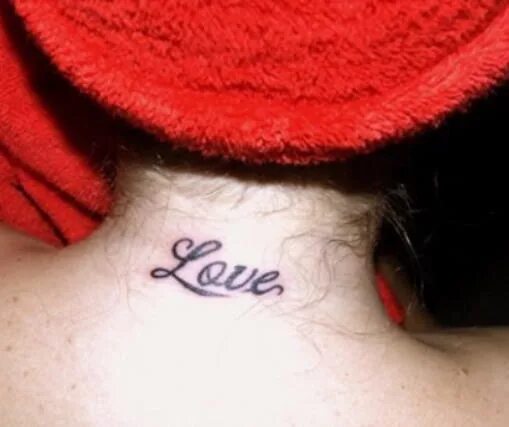 Love your neck. Love your neck. Мужчина и женщина в постели. Леттеринг тату на шее. Тату на шее.