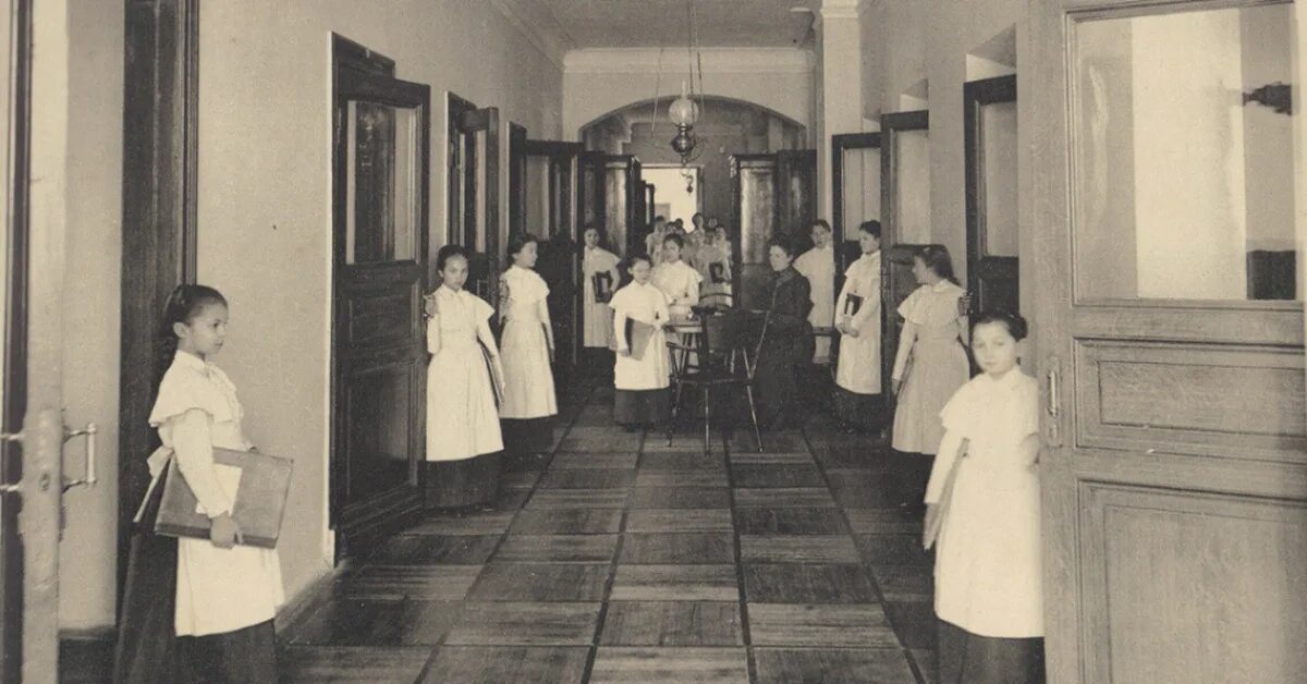 Смольный институт благородных девиц. Смольный институт благородных девиц 19 век. Жизнь девиц благородного института. Смольный институт благородных девиц 19 век. Жизнь девиц благородного института.