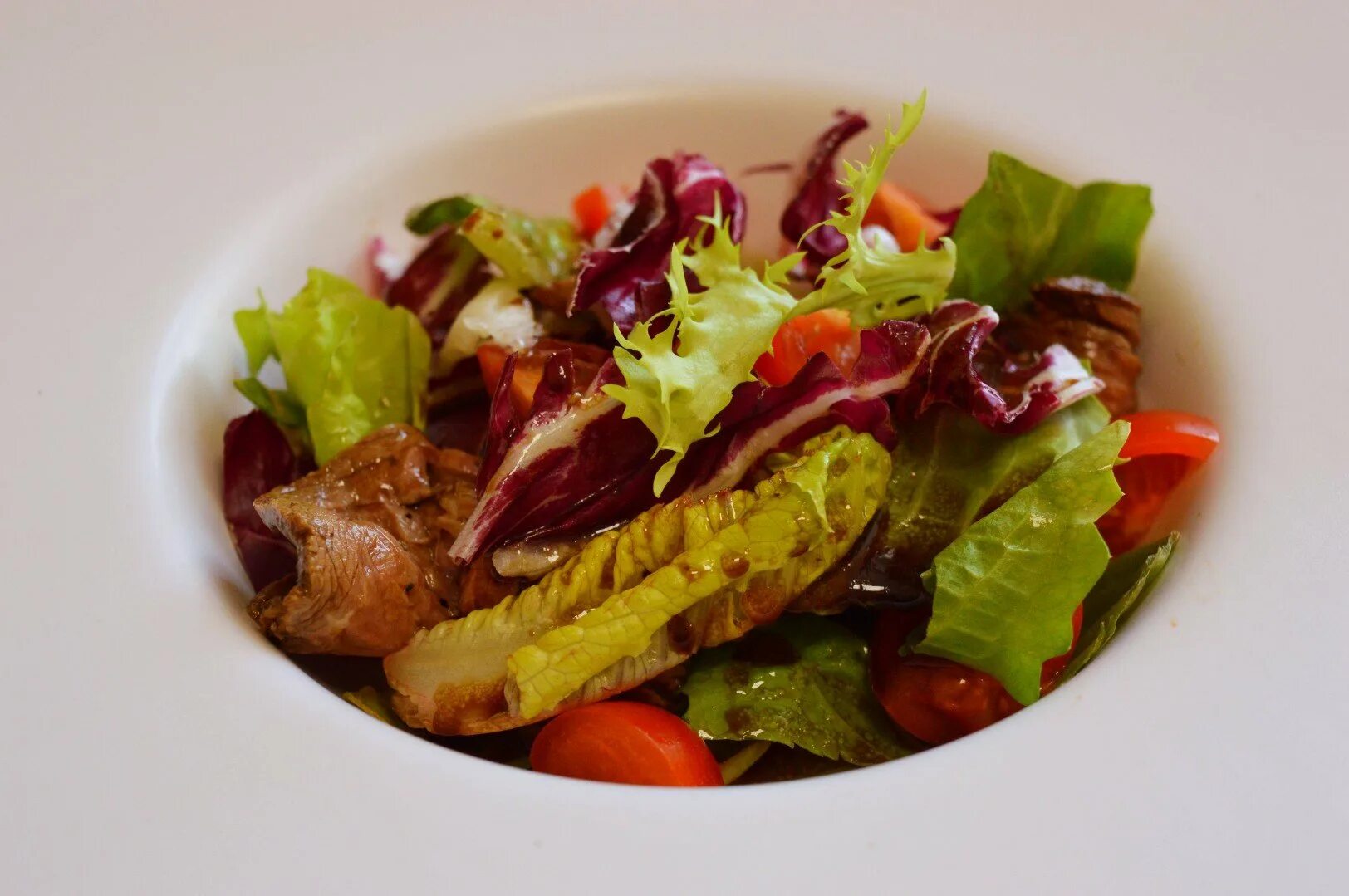 Микс салат вид сверху. Салат с ростбифом и овощами. Салат goodman ростбиф. Брускетта с ростбифом и вялеными томатами. Салат с ростбифом и овощами гриль.