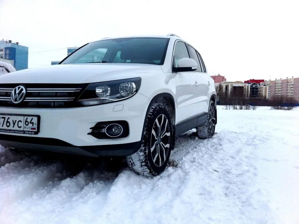 Volkswagen tiguan шины. Фольксваген Тигуан xw8zzz5nzbg106543. Тигуан 23 колеса. Колеса зимние на Фольксваген Тигуан. Тигуан 1 на внедорожной резине.