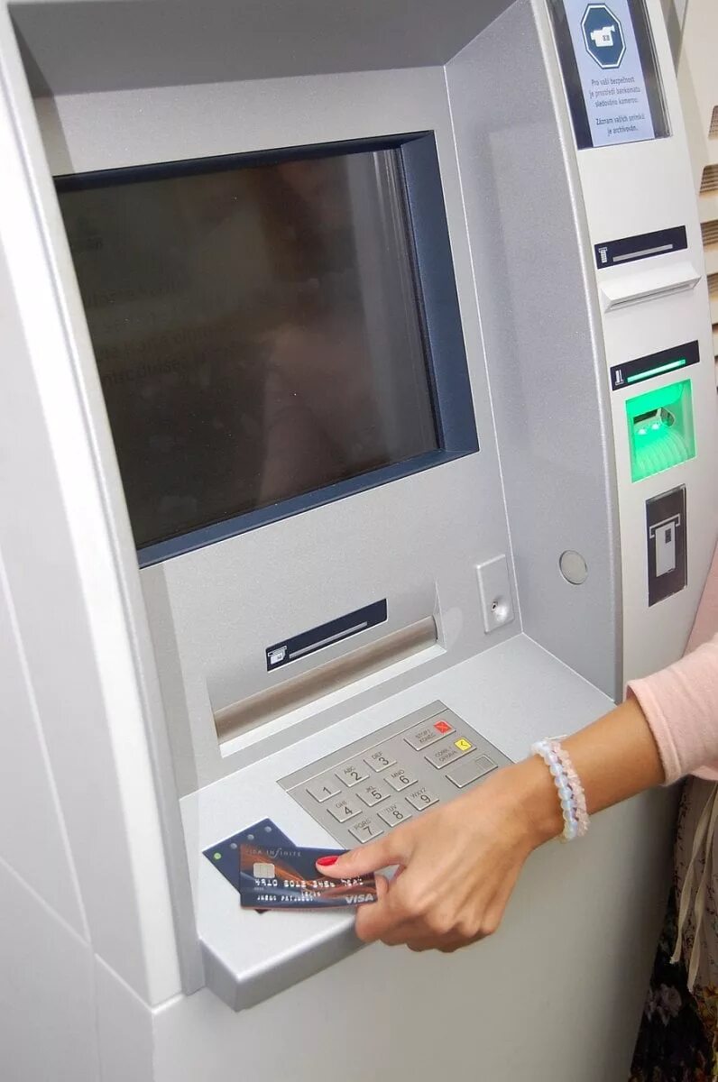 Банкомат в гостинице. Банкоматы в банке. Банкомат (ATM). Бесконтактный Банкомат.