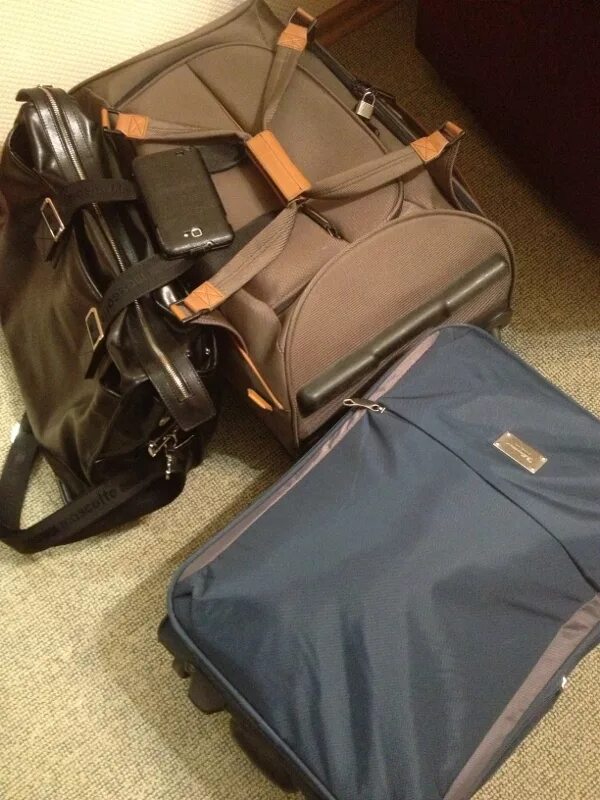 Собранные сумки с вещами. Мужская дорожная сумка с вещами. Собранные сумки с вещами. Собранная сумка. Собранная сумка.