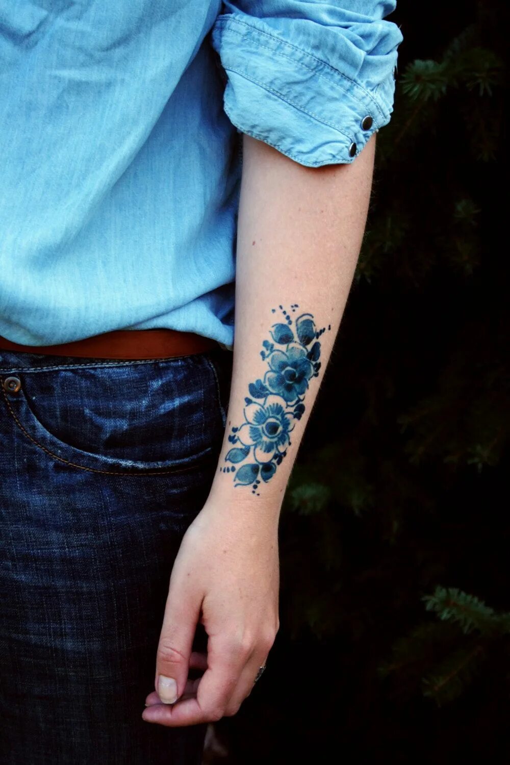 Тату синие цветы на руке. Голубые цветы тату на руке. Тату с синими цветами. Темно синяя тату.