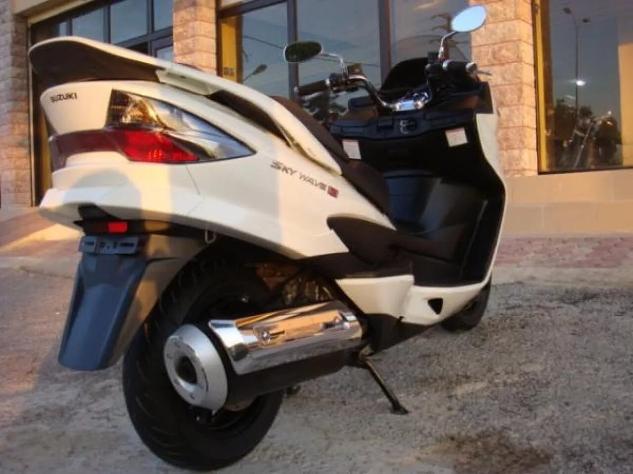 Yamaha gsx. Что лучше ямаха или сузуки. Максискутер ямаха 2000. Suzuki skywave 400. Сузуки skywave 400.
