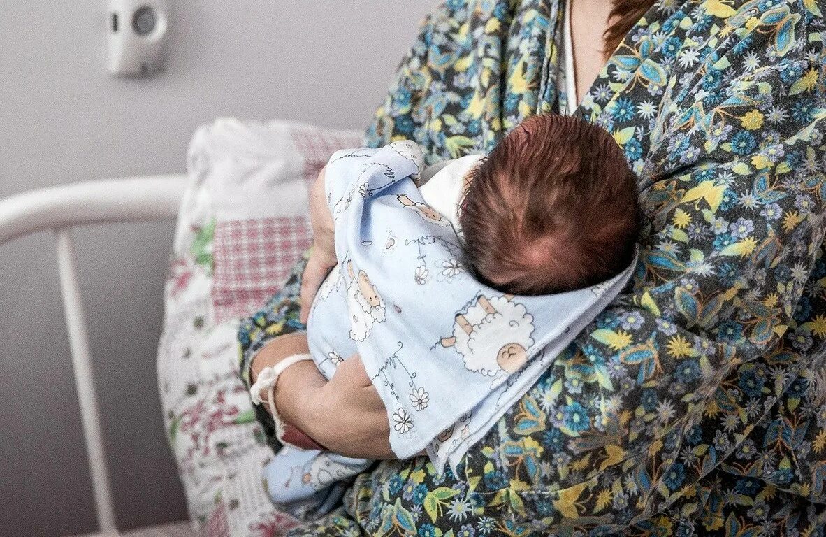 Беременна женщены рожают. Девушка рожает девочку. Девушка рожает девочку. Рождение ребенка потуги. Беременна женщены рожают.