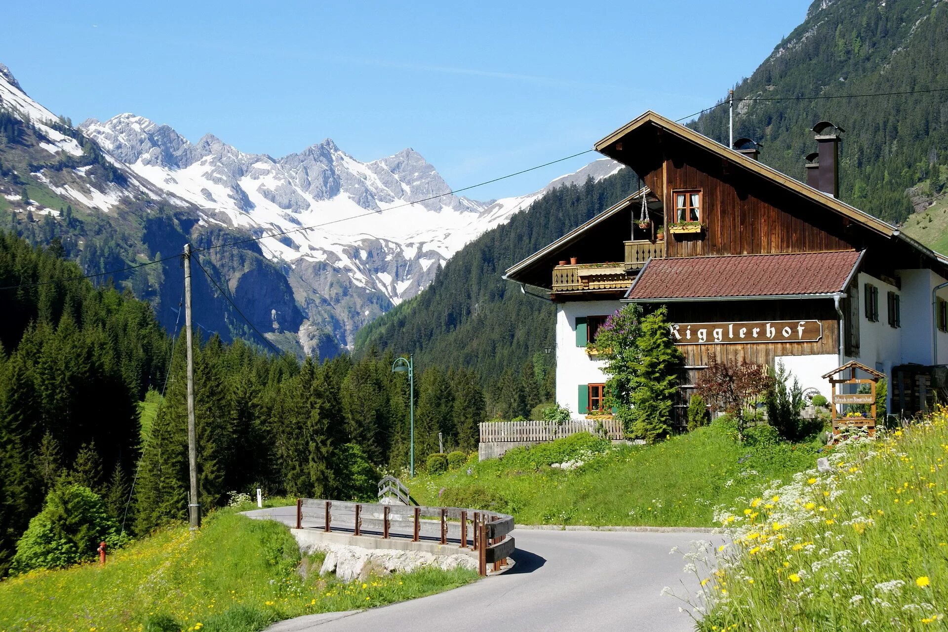 Швейцария архитектура альпийские шато. Загородная резиденция в альпах швейцарии. Горнолыжный курорт франция куршевель шале. Дом в альпах. Дом в альпах.