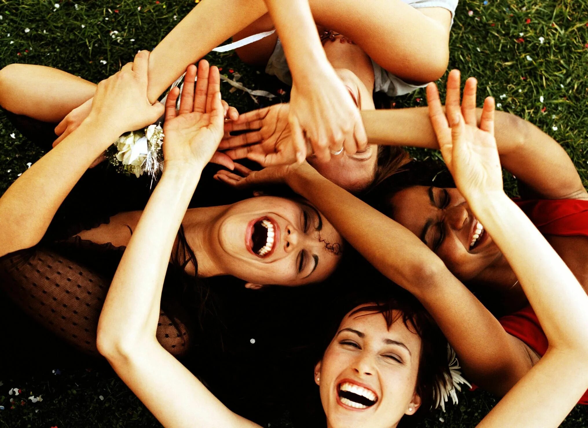 Жизнь 4 друзей. Женщины вместе. Счастливые подруги четыре. Подруги смеются вместе. Люди вместе смеются.