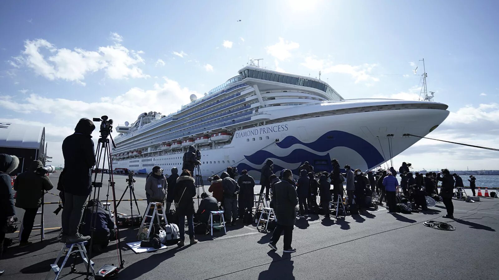 Passenger ships. Карантин на лайнере Diamond Princess. Диамонд принцесс круизный лайнер коронавирус. Diamond Princess коронавирус. Корабль Diamond Princess.