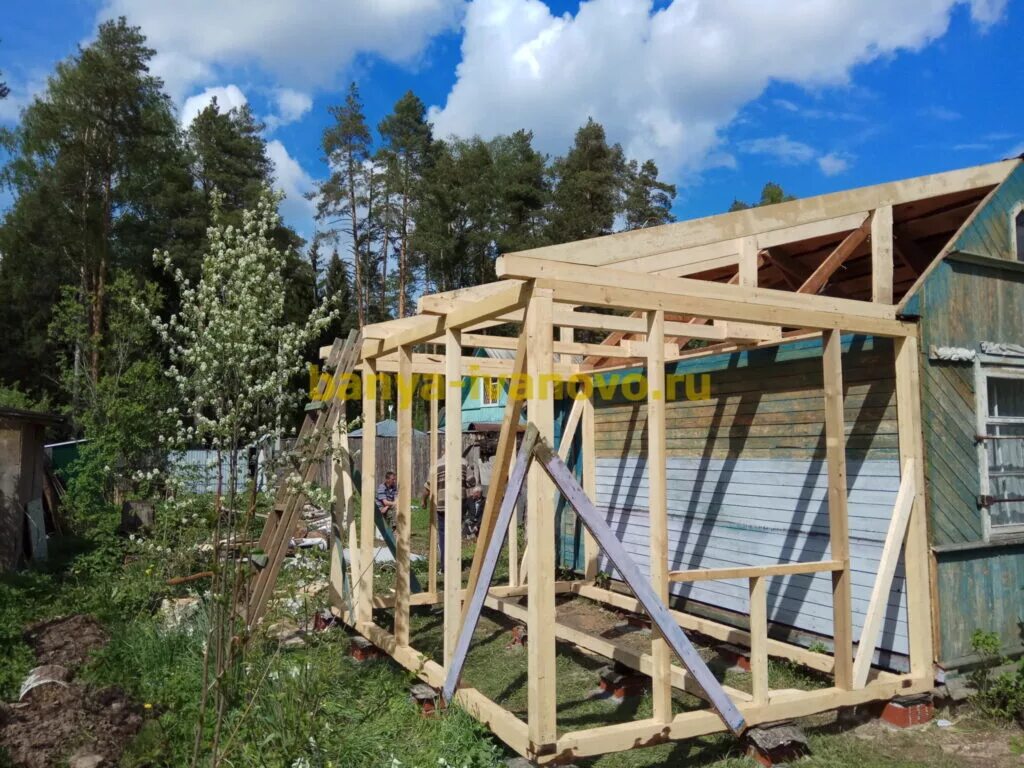 пристройка с односкатной крышей. современная терраса. односкатная крыша пристройки к дому. односкатный навес над верандой. пристройка с односкатной крышей.