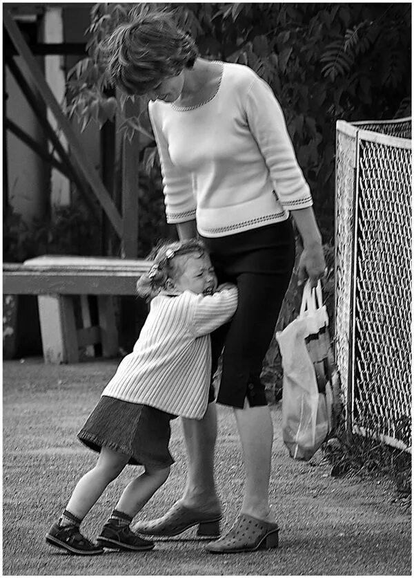 девочка не плачь иди. плачущий ребенок. истерика у ребенка. девочка в слезах. девочка не плачь иди.