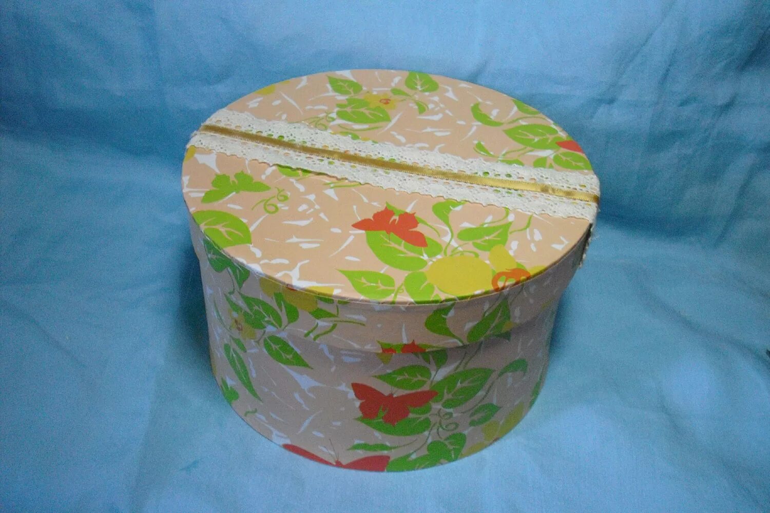 круглая коробочка из ткани. поделки из круглых коробок. поделки из круглой коробки рафаэлло. поделки из круглых коробок. декорируем круглую коробку.