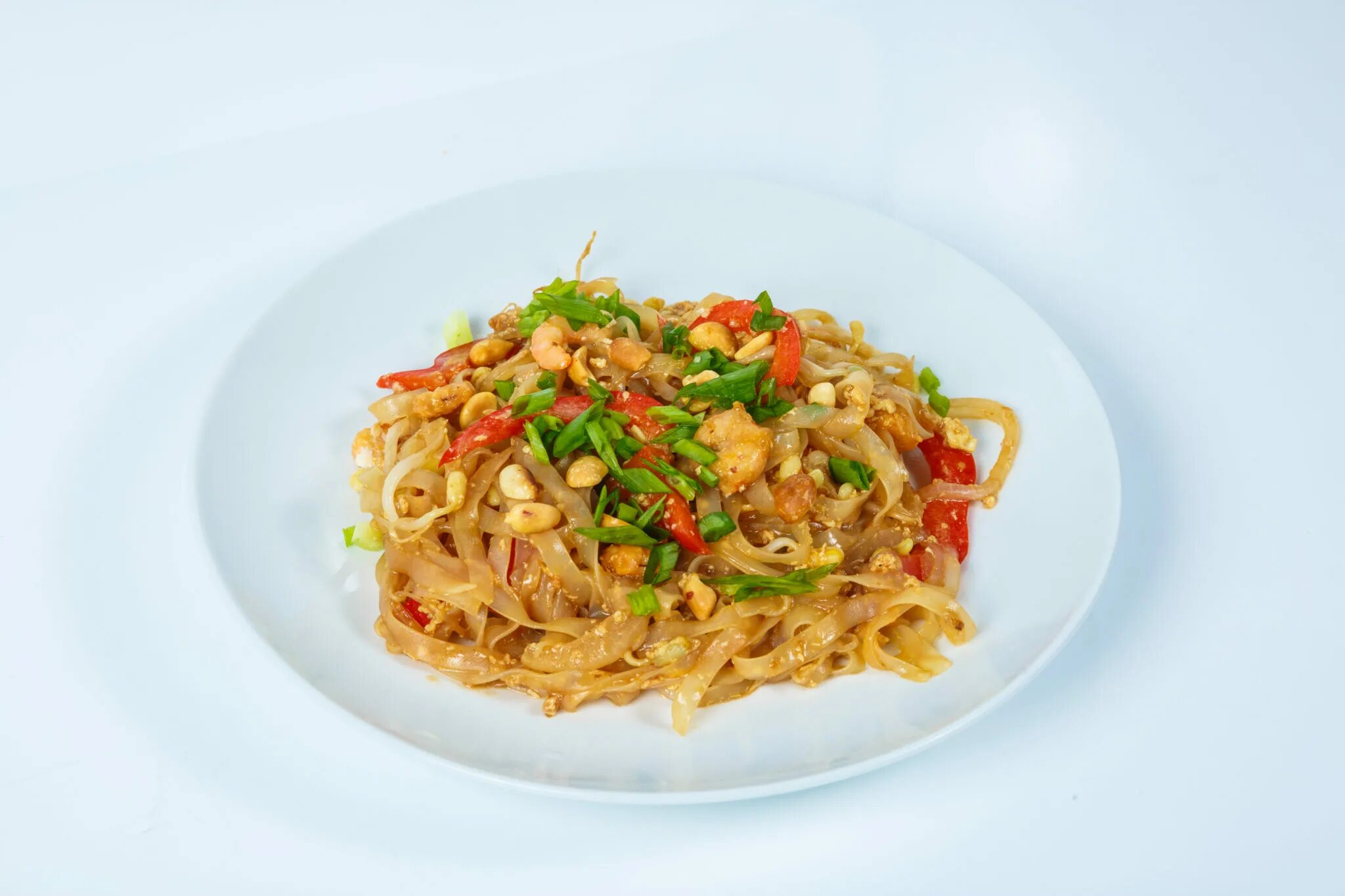 Лапша с грудкой. Pad thai рисовая лапша. pad thai лапша ашан. пад тай с широкой лапшой. рисовая лапша с ростками сои.