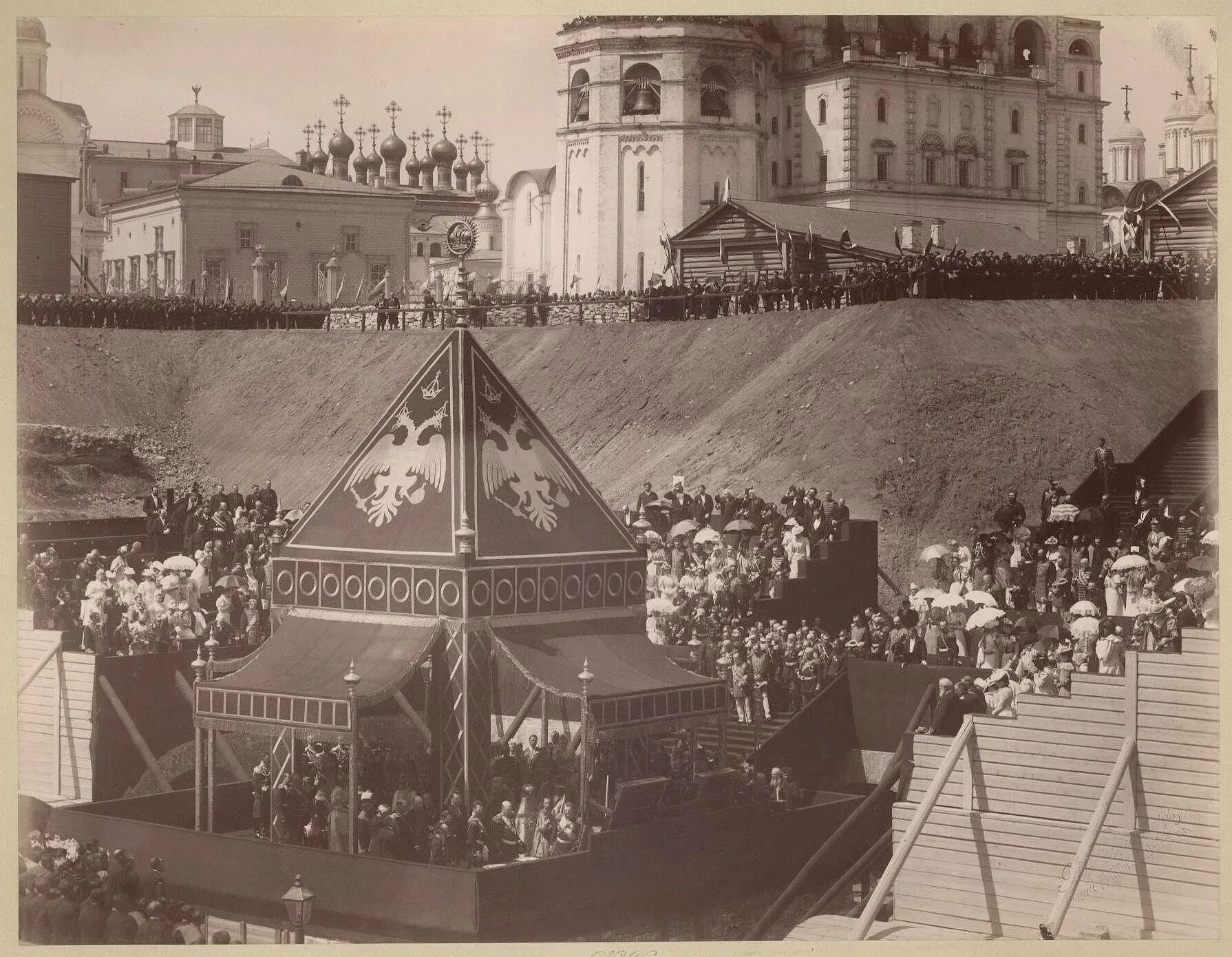 Памятник александру в кремле. Памятник Александру II В Московском Кремле (1898). Памятник Александру II Москва Кремль. Памятник императору Александру II В Кремле.