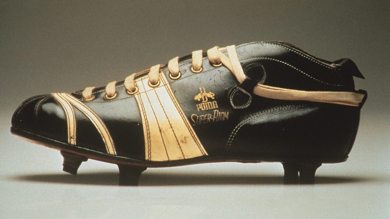 Первая спортивная обувь. Первые бутсы Пума Atom. Dassler бутсы. Первые футбольные бутсы Пума.