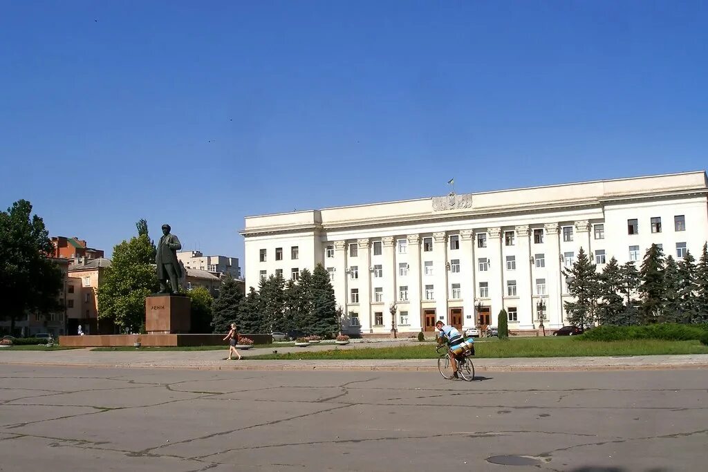 Херсон центр города площадь. Херсон городская администрация. Херсонский горсовет. Херсон город герой.