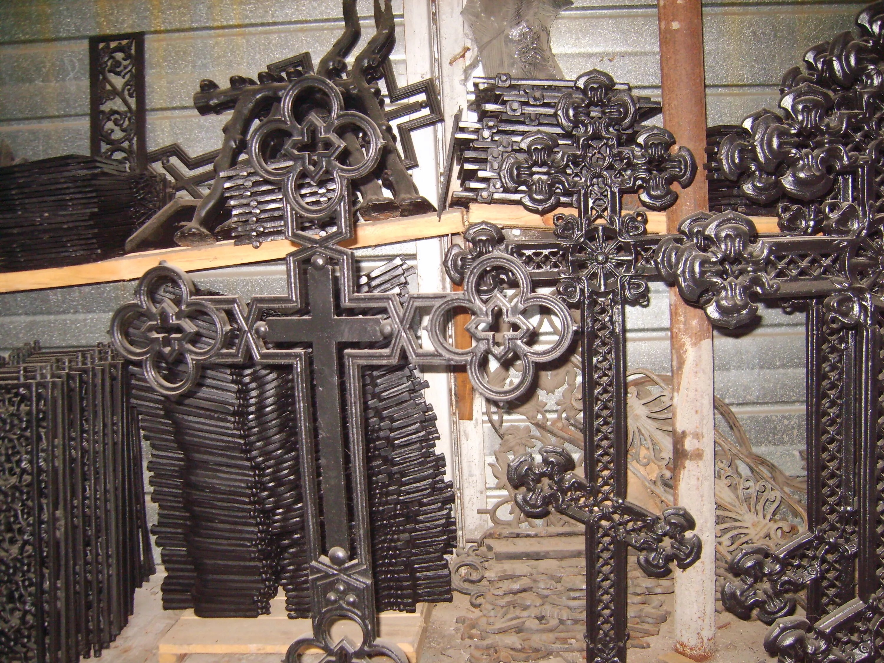 могильные чугунные кресты. чугунный крест. крест литой чугунный. чугунный крест. рыцарский крест железного креста пруссии.