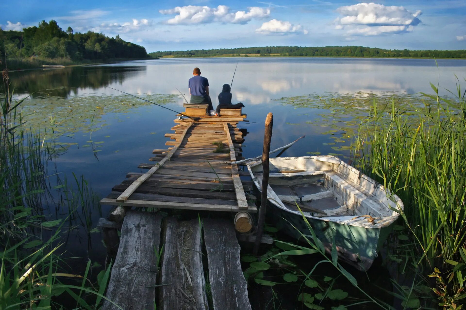 Сидел на озере рыбак. Река Муромка Карелия. Природа рыбалка. Красивая природа рыбалка. Лодка на озере.