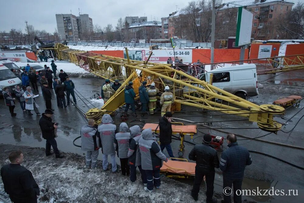 Падение подъемного крана. Упал строительный кран. опрокидывание башенного крана.