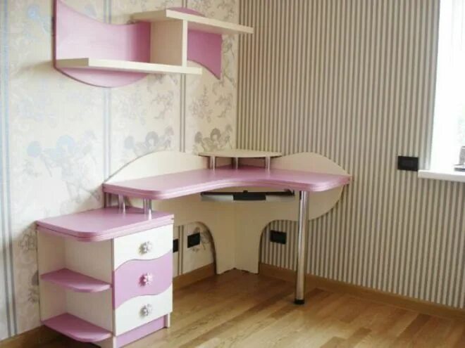 Стол в детскую. Угловой стол для девочки. Угловой письменный стол для девочки. Угловые столы для девушек. Стол угловой розовый.