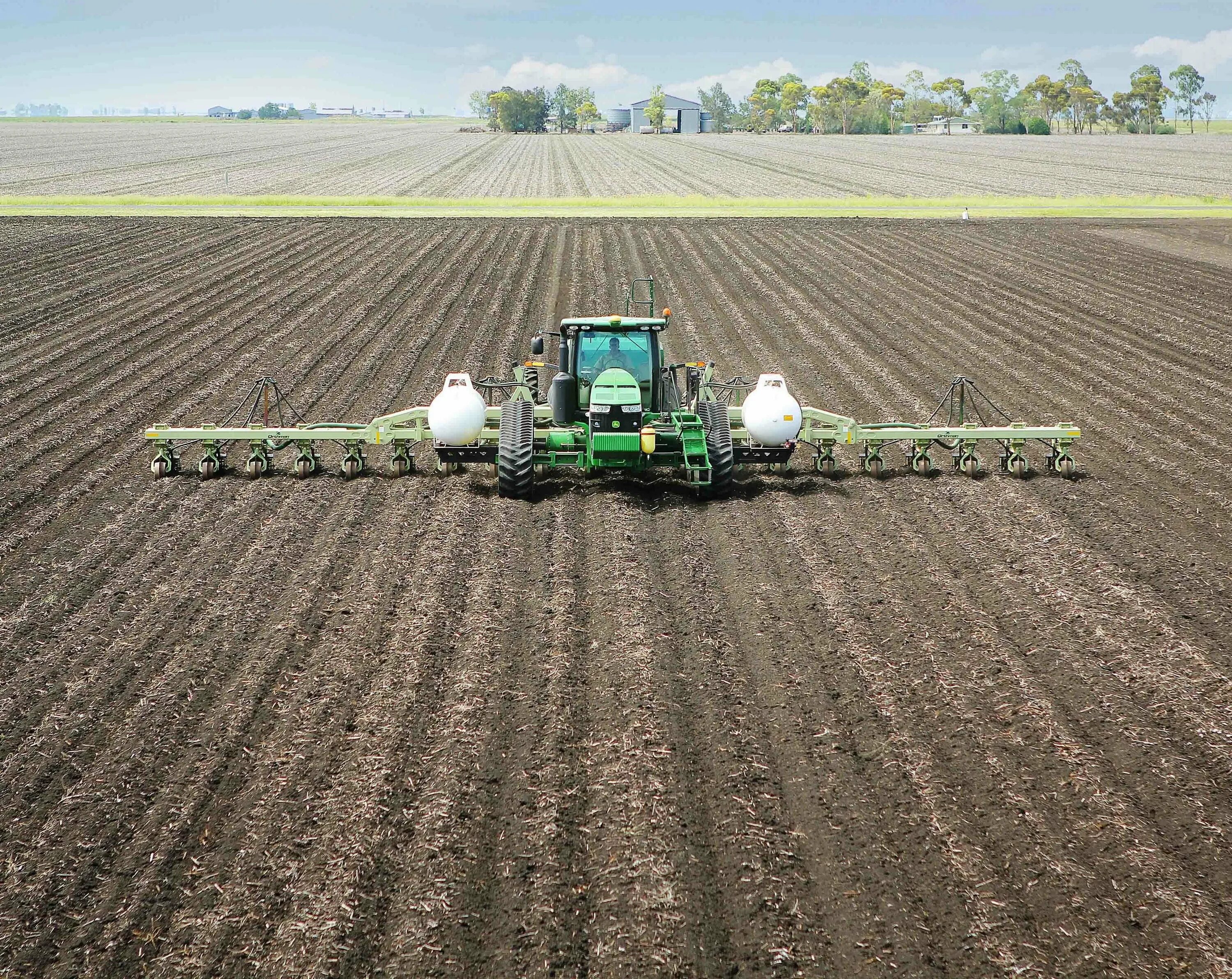 Зерно сеют или сеят как правильно. Предпосевная культивация John Deere. Ноу-Тилл технология. Посев пшеницы. Сеют пшеницу на полях.