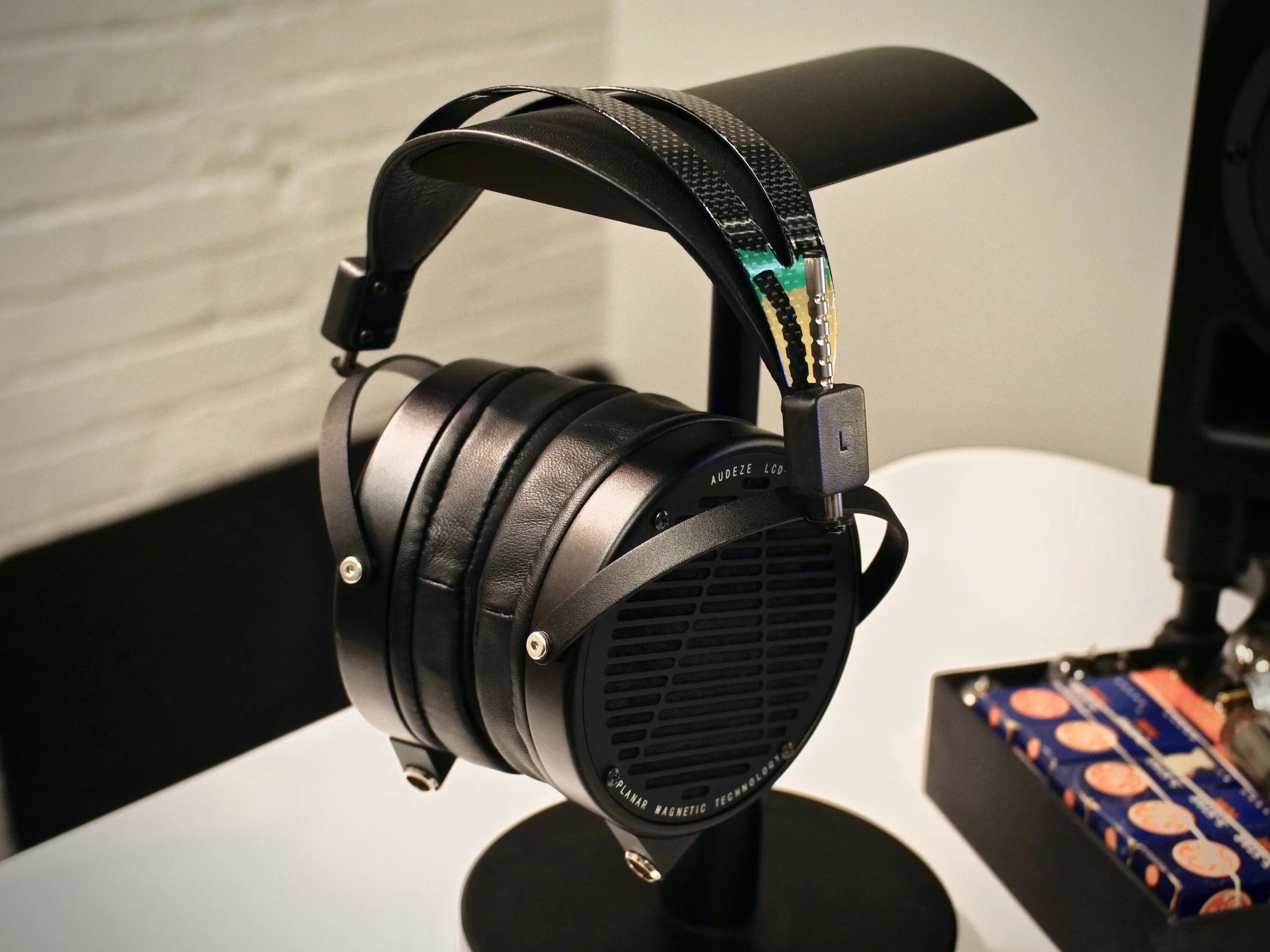 Наушники audeze lcd. Audeze lcd-x 2025. audeze lcd carbon. audeze mm-500. audeze lcd-x ачх.