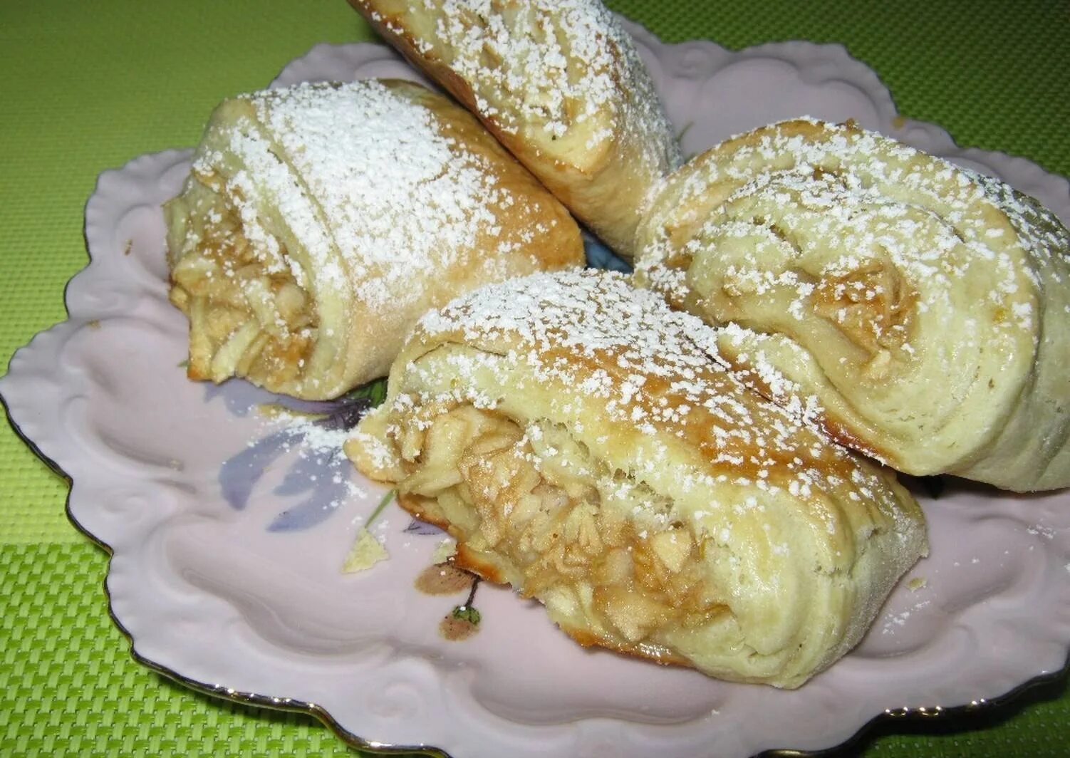 Рулет из теста с яблоками. Мягчайшие рулетики с яблоками на скорую руку. творожный рулет с яблоками. рулетики из творожного теста. рулетики из песочного теста с яблоками.