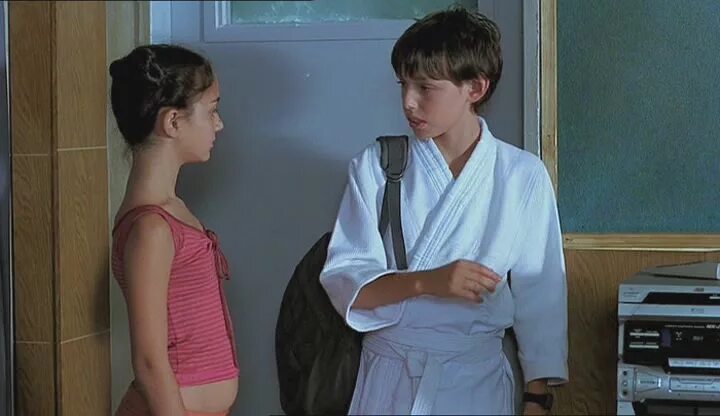 Женщина и 14 летний мальчик. Груди в детских фильмах. Показала мальчику. Сцены с несовершеннолетними мальчиками.
