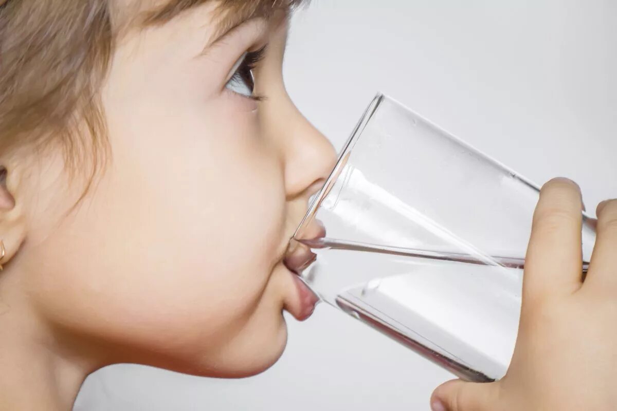 Дети воды. Питье воды для детей. Ребенок со стаканом воды. Ребенок пьет воду.