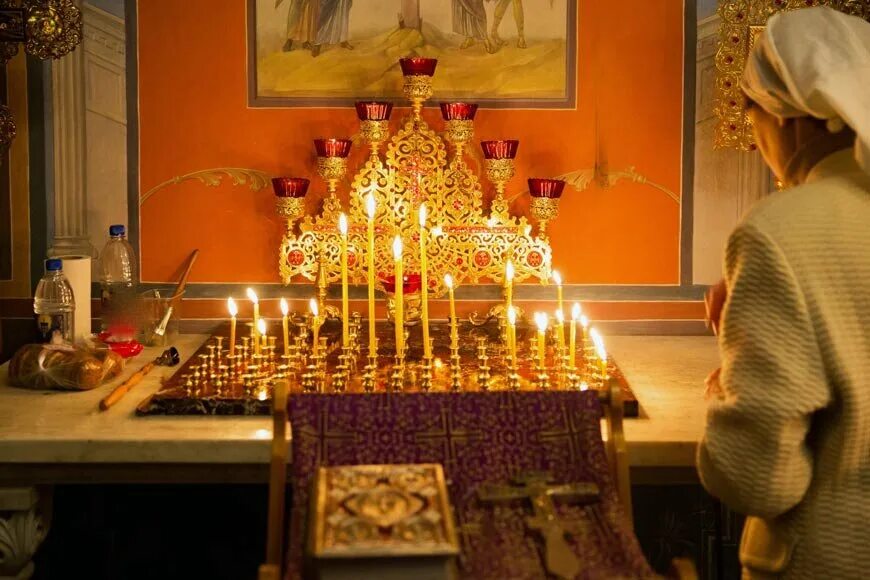 Где ставить свечи за здравие в церкви. Панихидный столик в храме. КАНУННЫЙ стол в церкви. Панихидный канон. Канунник в церкви.