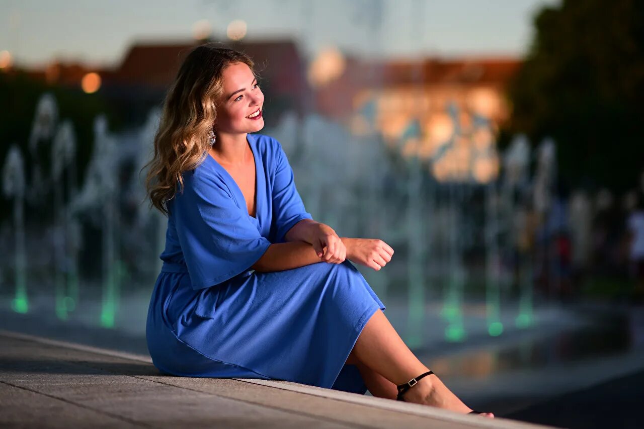 Исключительная женщина. Элегантная женщина. Женщина в платье сидит. Женщина в платье. Сильная женщина.