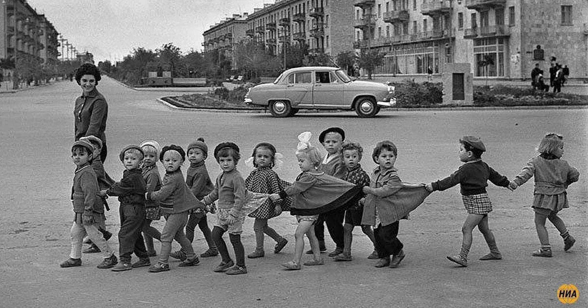 В первые годы детства человек проходит конечно. «Назад в СССР. Ностальгия», Серпухов 2020. Советское детство. Счастливое советское детство. Советские дети на прогулке.