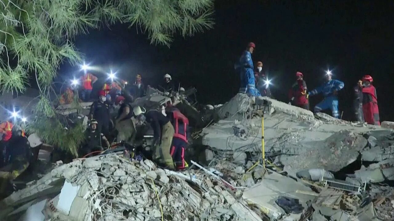 Под завалами остались люди