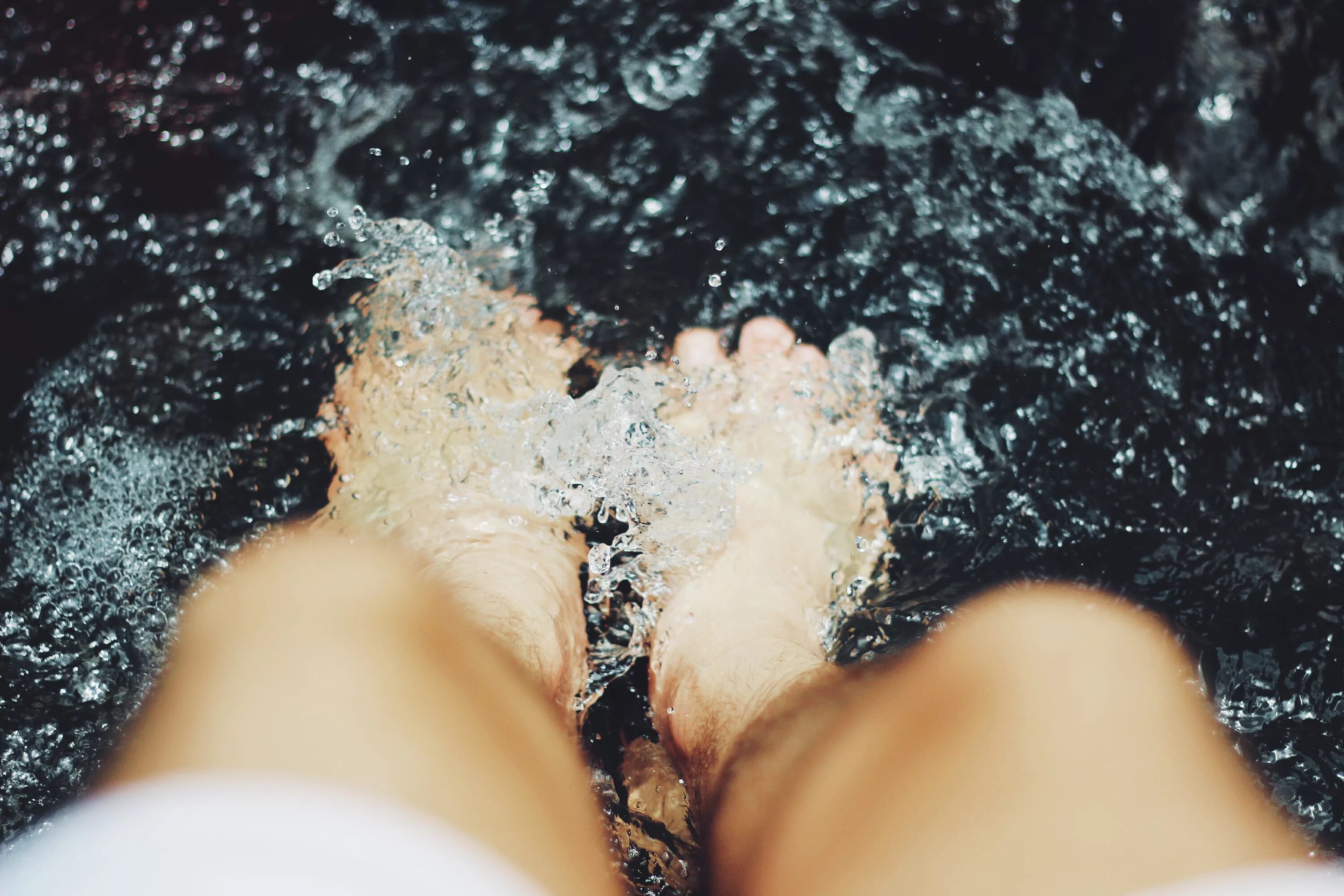 Ноги держать холодной воде. Ноги в воде. Женские ноги в воде. Красивые ноги в воде. Женские ножки в воде.