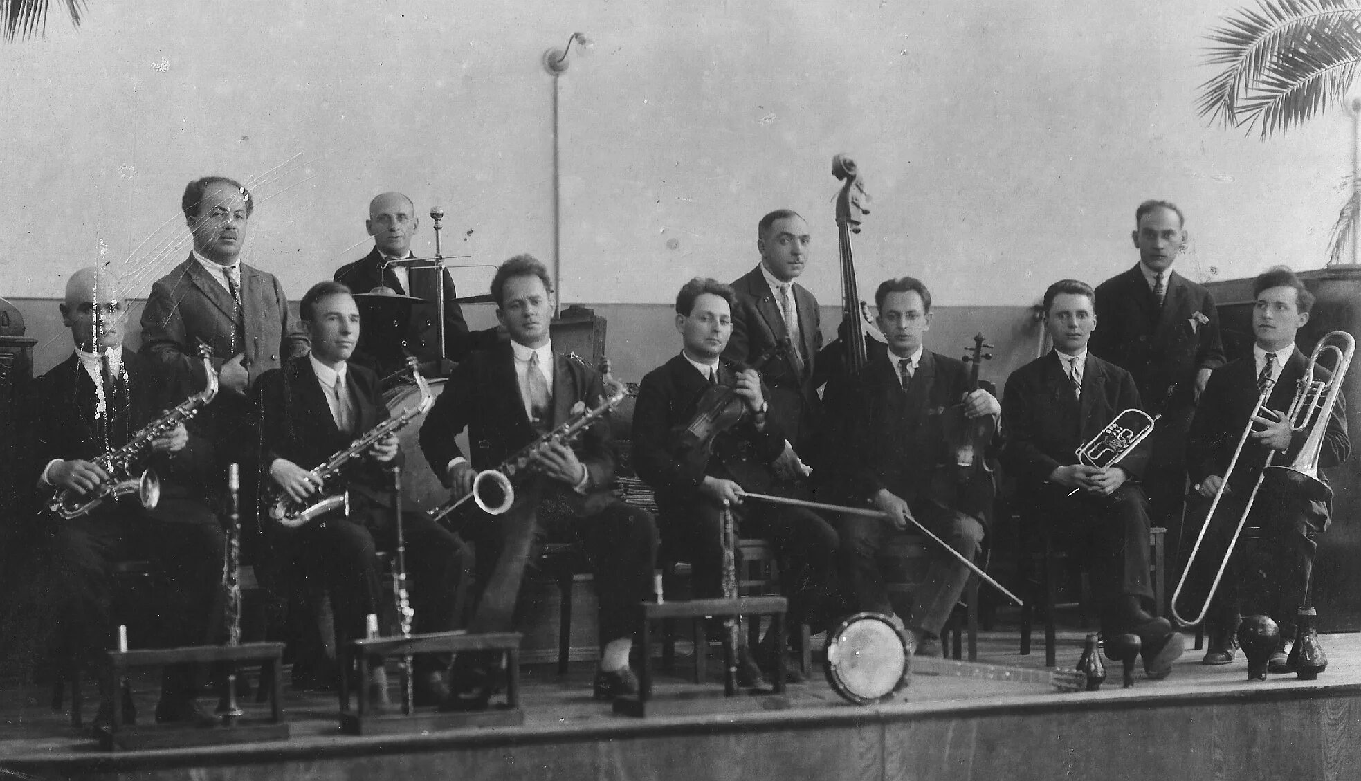 Ансамбли под управлением. Джаз капелла ленинградская 1929. джаз оркестр утесова. ленинградская джаз-капелла» георгия ландсберга. джазовый оркестр под управлением александра цфасмана.