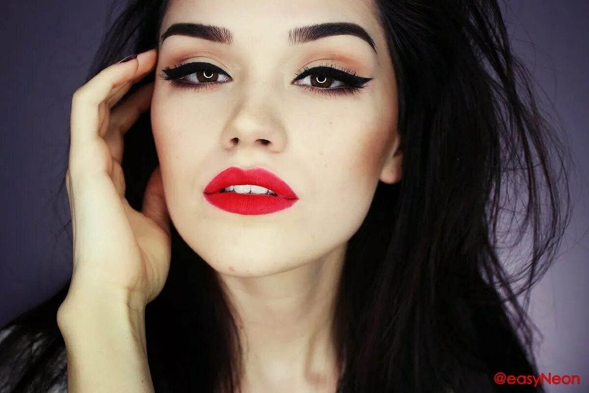 Красивые губы девушек. Красивые девушки с пухлыми губами. Красивые пухлые губы. Кэсси вентура. Брюнетка с карими глазами.